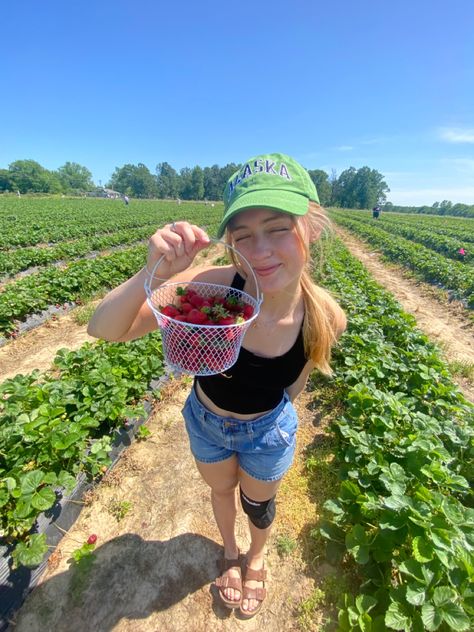 Berry picking, summer bucket list, aesthetic fit Strawberry Picking Aesthetic Friends, Raspberry Picking Aesthetic, Fruit Picking Photoshoot, Picking Strawberries Aesthetic, Cute Strawberry Picking Outfits, Cherry Picking Aesthetic, Fruit Picking Aesthetic, Fruit Picking Outfit, Berry Picking Outfit