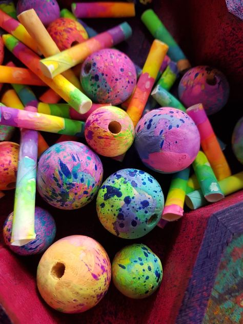 Painted Wooden Beads Diy, Painted Beads Wooden, Paint Wooden Beads, Painting Wooden Beads, Painted Beads, How To Paint Wooden Beads, Paint Pens On Wood, Wooden Bead Jewelry, Wood Beads Diy