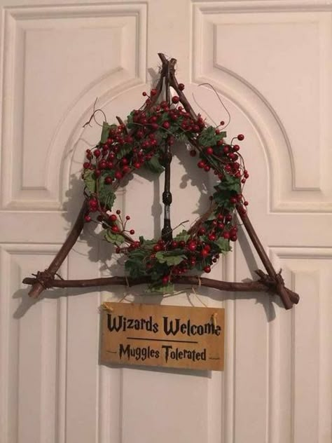 Beauty at its finest! 😍 Excellent... - Harry Potter fans ϟ Hogwarts Christmas Decorations, Christmas Harry Potter Aesthetic, Christmas Harry Potter Decoration, Crhitsmas Ideas, Harry Potter Theme Christmas, Harry Potter Wreath, Harry Potter Christmas Party, Harry Potter Themed Christmas, Harry Potter Christmas Decorations