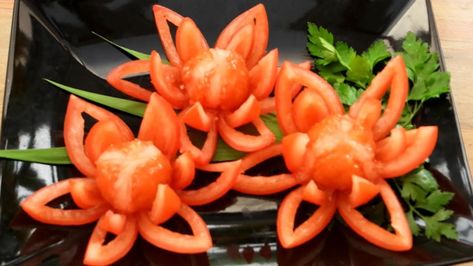 Tomato Rose How To Make, Tomato Flower Garnish, Tomato Garnish Ideas, Fruit And Vegetable Decoration, Tomato Butterflies, Tomato Decoration Ideas, Dish Decoration Food Plates, Vegetable Decorations Ideas, Charcuterie Themes