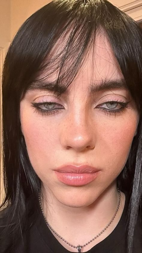 Billie eilish Billie Eilish Makeup Concert, Billie Eilish Smokey Eye, Billie Eilish With Eyeliner, Billie Eilish Eye Makeup, Billie Eilish Makeup Inspired, Billie Eilish Concert Makeup, Billie Eilish Without Makeup, Billie Eilish Piercing, Billie Eilish Makeup Tutorial