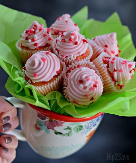 Make a Cupcake Bouquet in 15 Minutes (Yummy DIY Gift Idea) | Hip2Save Cupcake Bouquet Diy, Mini Cupcake Bouquets, Cupcake Flower Bouquets, Cupcake Flower, Ideas Cupcakes, Edible Bouquets, Fall Cupcakes, Diy Cupcakes, Mini Cupcake