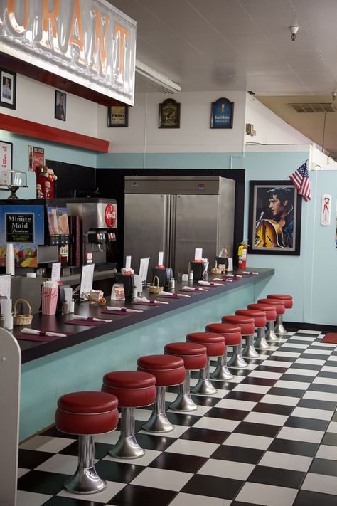 Diner Aesthetic, 50s Diner, Diner Decor, Vintage Diner, Lovely Images, Retro Diner, American Diner, Soda Fountain, Time And Space