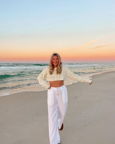 Adi Headington on Instagram: "it’s giving all the cozy beach vibes✨🥹" Colder Beach Outfits, Cozy Beach Fits, Beach Outfit For Cold Weather, Beach Cozy Outfit, Beach Outfits When Its Cold, Cozy Beach Pictures, Sweater Beach Outfit, Beach Outfits Cold Weather, Cozy Beach Photoshoot