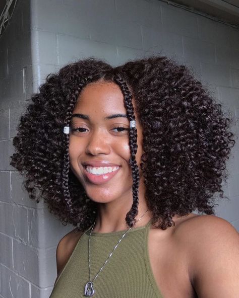 Side Part Twist Out Natural Hair, 4b Twist Out, Golden Locs, Twist Out Hairstyles, Twist Outs On Natural Hair, Coily Hairstyles, Braid Out Natural Hair, Natural Afro Hairstyles, Braid Out