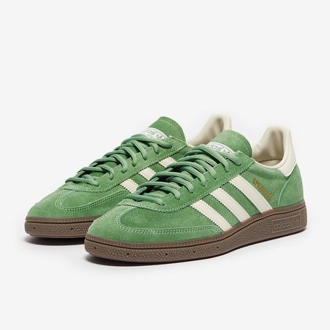 Green Adidas Shoes, Adidas Shoes Women, Training Clothes, Adidas Spezial, Adidas Outfit, Red Adidas, Sole Shoes, Green Cream, White Trainers