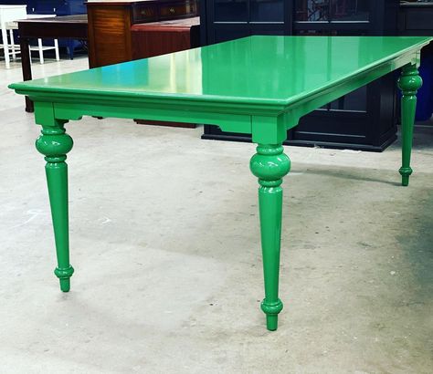 Painted Tables Ideas, Funky Dining Table, Green Dining Table, Dopamine Design, Decor Vision Board, Diy Honey, Painted Dining Table, Upcycle Furniture, Green Desk