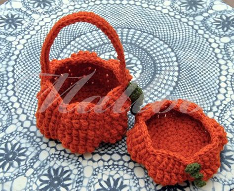 My Hobby Is Crochet: Halloween Pumpkin Basket - Free Crochet Pattern - Guest Contributor Post Crocheted Baskets, Pumpkin Basket, Crochet Autumn, Autumn Crochet, Crochet Holiday, Fall Crochet, Halloween Crochet Patterns, Crochet Halloween, Crochet Baskets