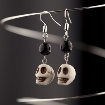 Simple yet cute earrings :) .  Sculpt a set of clay character earrings in under 10 minutes by jewelrymaking with beads, earring hooks, and eye pins. Inspired by halloween, gothic, and steampunk. Creation posted by Natalie Louise. Difficulty: Easy. Cost: Cheap. Skull Earrings Clay, Clay Goblin, Skull Bead Jewelry, Wire Charms, Character Earrings, Diy Earrings Easy, Safety Pin Jewelry, Christmas Beads, Grunge Jewelry