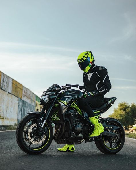 Kawasaki Z900 Wallpaper, Divergent Wallpaper, Moto Aesthetic, Kawasaki Motorcycles Sport Bikes, Driving Motorcycle, Cowboy Nails, Tmax Yamaha, Kawasaki Motorcycle, Biker Photography