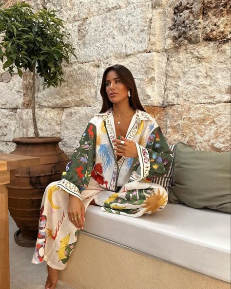 Yasmine devinport summer vacation holiday resort wear outfit inspo style Grunge Outfits Women, Modest Fashion Summer, 90s Grunge Outfits, Summer Outfits Vacation, Bohemian Schick, Digital Print Fashion, Italian Summer Outfits, Elegant Classy Outfits, Mode Prints