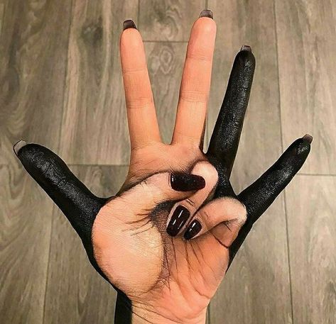 Optical Illusion Tattoo, Inner Demons, Hand Art, Finger Tattoos, Good Vibes Only, Optical Illusions, Body Painting, Funny Photos, Blackwork