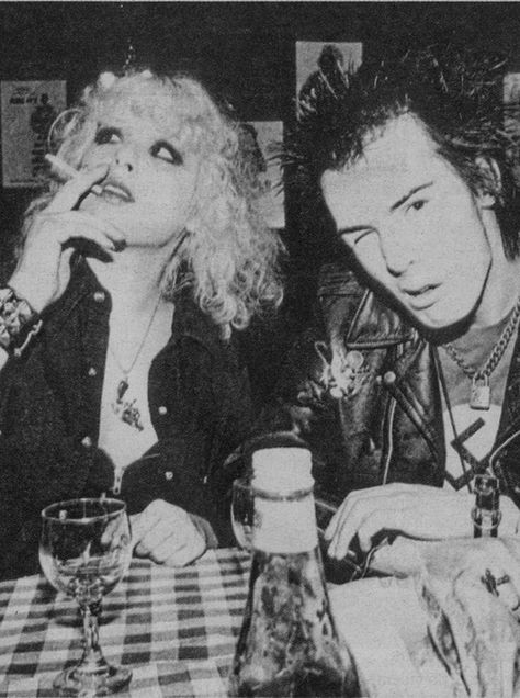 Nancy actually looks like she's happy in this photo xD Sid Vicious Nancy, Bebe Buell, Steven Adler, Sid And Nancy, Johnny Rotten, British Punk, Ink Magazine, Chelsea Hotel, Sid Vicious