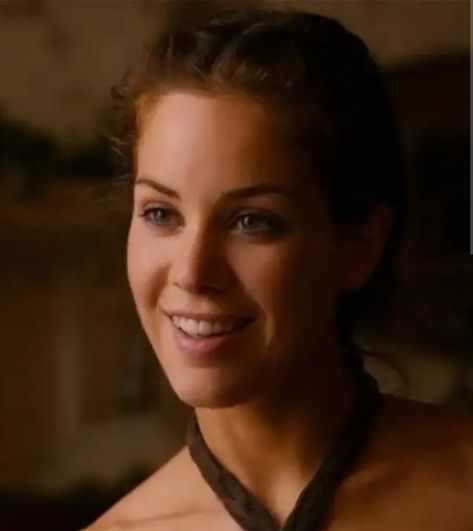 Roxanne McKee Emilia Clarke Daenerys, Roxanne Mckee, Emilia Clarke Daenerys Targaryen, Daughter Of King, Got Game Of Thrones, Emilia Clarke, Film Books, Her Brother, Daenerys Targaryen