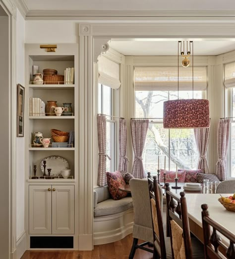 Katie Rosenfeld, Built In Dining, Nora Ephron, Nancy Meyers, Small Shelves, Dining Nook, House Room, Kitchen Inspo, Breakfast Nook