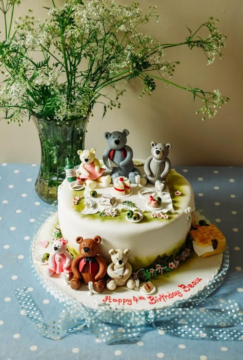 A Beautiful Teddy Bears Picnic Birthday Cake #birthdaycake #teddybearspicnic #teddybearspicnicbirthday #birthdaycakeideas #beautifulcakes #birthdaycakeideas #teddy #teddies Teddy Bear Birthday Cake Ideas, Teddy Bear Picnic 1st Birthday Party, Outdoor Baby Birthday, Picnic Birthday Cake, Teddy Bear Picnic Birthday Cake, 1st Birthday Cake Teddy Bear, 1st Birthday Teddy Bear Picnic, Teddy Bears Picnic Cake, Picnic Bday