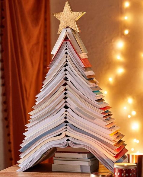 Christmas Library Display, Book Christmas Tree, Chanukah Decor, Christmas Props, Book Tree, Classy Christmas, Library Decor, Book Display, Christmas Snow