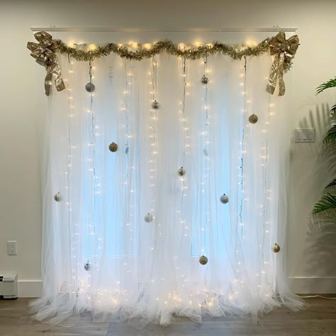 Ornament Photo Backdrop, Christmas Ornament Backdrop, New Year Party Decorations Ideas At Home, Photo Backdrop With Lights, Christmas Party Backdrop Ideas Diy Photo, Christmas Backdrop Ideas Diy, New Year Backdrop Ideas Diy, Company Christmas Party Decorations, Christmas Backdrops For Photos