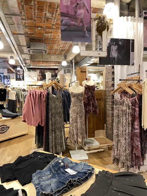 urban outfitters aesthetic Urban Outfitters Store Aesthetic, Urban Outfitters Merchandising, Casual Streetwear Tops By Urban Outfitters, Urban Outfitters Tops For Fall Streetwear, Famous Urban Outfitters Top, Christmas List Clothes, Urban Outfitters Display, Urban Outfitters Aesthetic, Urban Outfitters Store