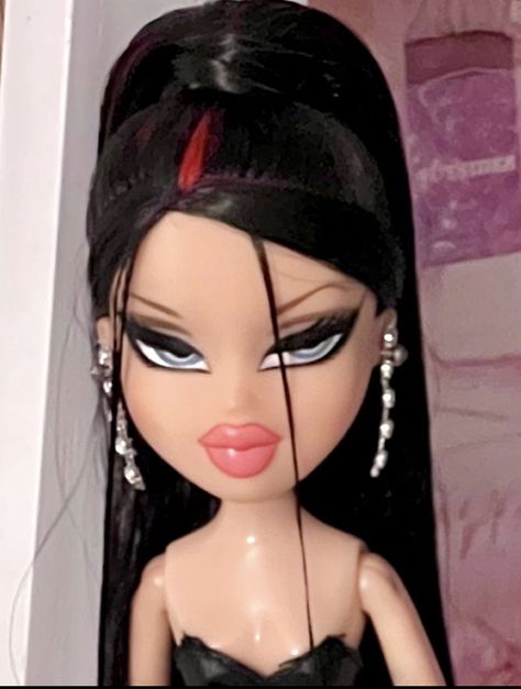 Bratz Doll With Bangs, Black Hair Bratz, Bratz Doll Black Hair, Brunette Bratz Doll, Bratz Doll Black, Leila Core, Bratz Core, Bratz Girl, Bratz Doll Makeup