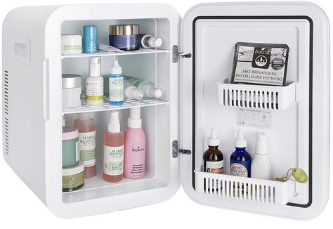 ¿Realmente necesito un mini refri para mis productos de belleza? College Desk, Cool Mini Fridge, Korean Skincare Products, Mini Refrigerator, Acne Skincare Routine, Mini Fridges, Korean Skincare Routine, Skincare Organization, Perfectly Posh