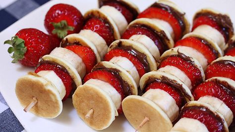 Pancake Kabobs, Christmas Brunch Menu, Nutella Pancakes, Fruit Kabobs, Mothers Day Breakfast, Kabob Recipes, Mini Pancakes, Nutella Recipes, Christmas Brunch