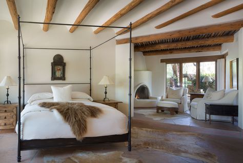 Spanish Bedroom Decor, Santa Fe Bedroom, Arizona Bedroom, Santa Fe Style Decor, Spanish Bedroom, Luxury Hotel Design, Mexican Interiors, Rustic Comforter, Adobe Home