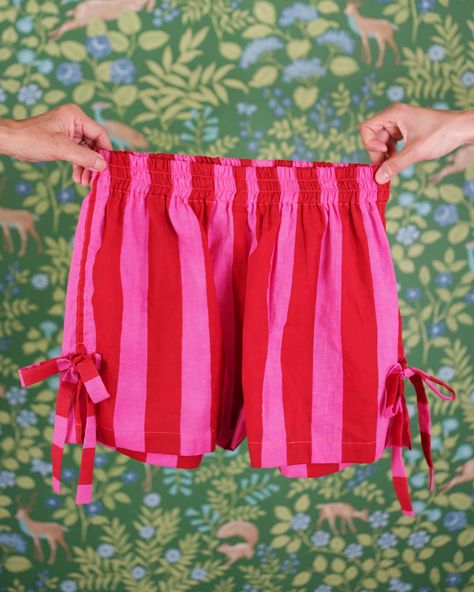 Need a cute little pair of shorts? These are super speedy to whip up and wear. 💨⁠ ⁠ The @matchymatchysewingclub Bow Boxer Shorts couldn't be any cuter 🎀 Finished with small side slits and sweet bows, these comfortable elastic waist shorts are sure to keep you feeling cool and relaxed in and out of the house. Perfect for pulling on to relax in the garden or by the beach.⁠ ⁠ Grab your copy with or without copy shop printing from our shop 🖨️⁠ ⁠ Diy Boxer Shorts, Beginners Sewing Project, Sewing Pattern Shorts, British Picnic, Sew Shorts, Boxer Shorts Pattern, Boxer Shorts For Women, Slow Sewing, Pre Quilted Fabric