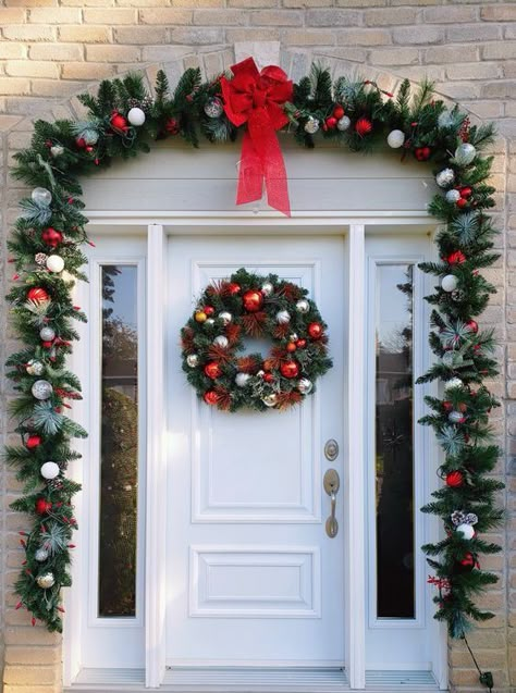 Decoration Ideas Christmas, Christmas Ceiling Decorations, Christmas Door Decorating Contest, Tree Decor Christmas, Christmas Porch Decor Ideas, Pretty Christmas Decorations, Porch Decorating Ideas, Decor Christmas Tree, Christmas Decor Inspiration