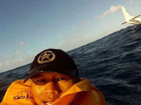 The guy who thought that there was no better moment for a selfie than moments after his plane crashed into the ocean. | The 22 Most Perfectly Timed Selfies Ever Taken Robert Cornelius, Chris Hadfield, Funny Selfies, Best Selfies, Epic Fail, Meme Pictures, Funny Photos, How To Take Photos, Amazing Photography