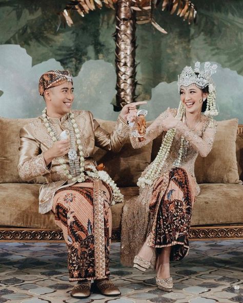 Greek Goddess Wedding Dress, Aesthetic Ppt, Siger Sunda, Goddess Wedding Dress, Pose Pengantin, Indonesia Traditional, Pose Wedding, Nikah Outfit, Undangan Digital