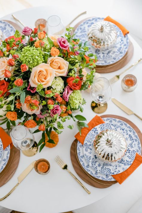 Grand Millennial Thanksgiving, Colorful Thanksgiving Table, Cooking The Perfect Turkey, Thanksgiving Checklist, Colorful Thanksgiving, Ramadan Table, Colorful Table Setting, Turkey Time, Thanksgiving Tablescape