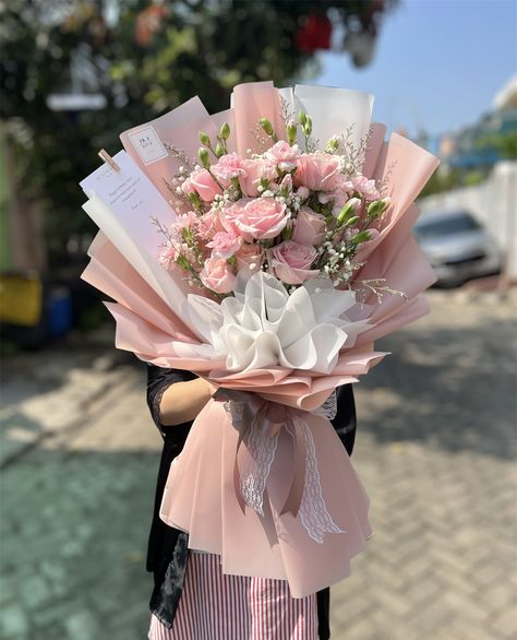 Bouket Flowers Aesthetic, Big Bouquet Of Flowers Gift, Buket Wisuda Aesthetic, Bouquet Of Flowers Graduation, Pink Bouquet Aesthetic, Minimal Flower Bouquet, Buket Aesthetic, Graduation Flowers Bouquet, Cute Bouquet