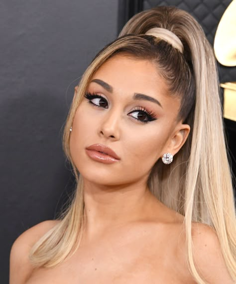 Ariana Grande Chopped Off Her Iconic Ponytail #refinery29 https://www.refinery29.com/en-us/2021/07/10556819/ariana-grande-lob-haircut Ariana Grande Make Up, Ariana Grande Ponytail, Ariana Grande Makeup, Ariana Grande Hair, Summer Haircuts, Ariana Grande Cute, Ariana Grande Style, Ariana Grande Photoshoot, Lob Haircut