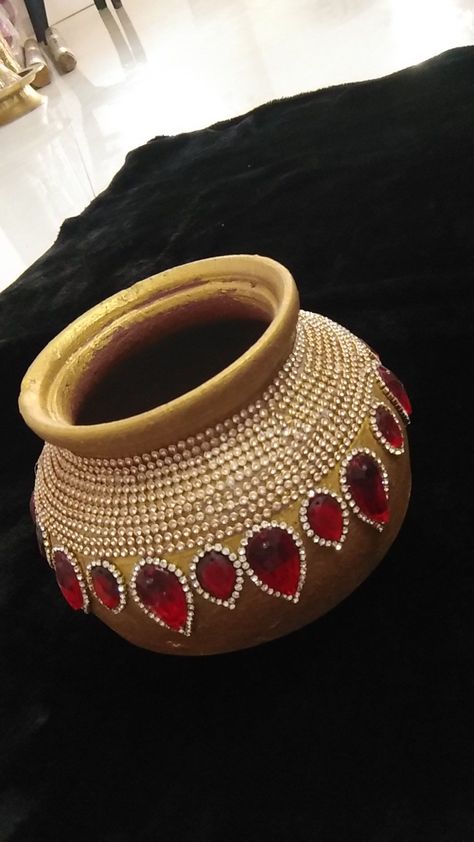 Handi Decoration Ideas, Matka Decoration Pots Wedding, Kalash Decoration Handmade, Matki Decoration Ideas, Indian Handicrafts Decor, Kalash Decoration, Handmade Decorative Items, Thali Decoration, Acrylic Rangoli