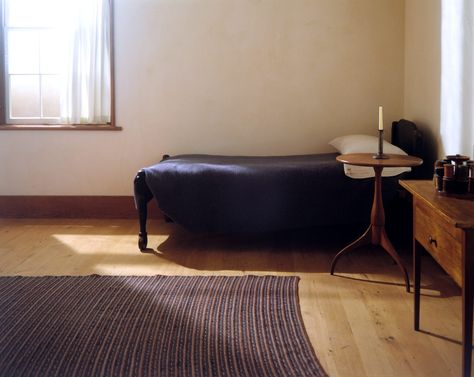 Shaker bedroom from the Met. My favorite room of all time Shaker Aesthetic, Shaker Bedroom, Radical Face, Shaker Design, Home Design Magazines, Shaker Furniture, American Interior, Remodel Bedroom, Shaker Style