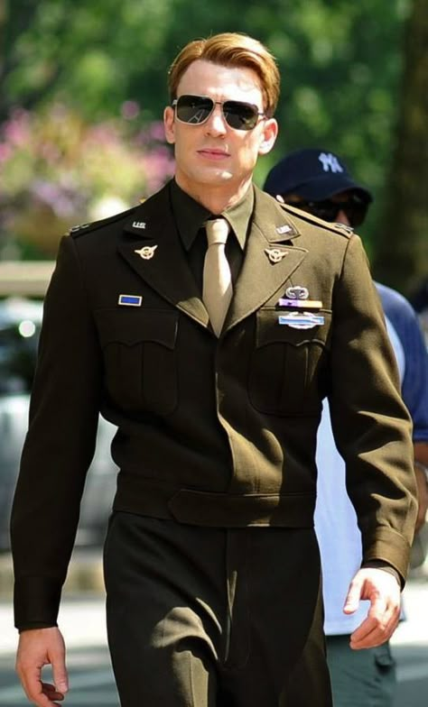 Chris Evans as Steve Rogers in 'Captain America: The First Avenger' (2011) Look 80s, Captain Rogers, Man In Uniform, Christopher Robert Evans, Chris Evans Captain America, Army Uniform, Men In Uniform, Military Uniform, Steve Rogers