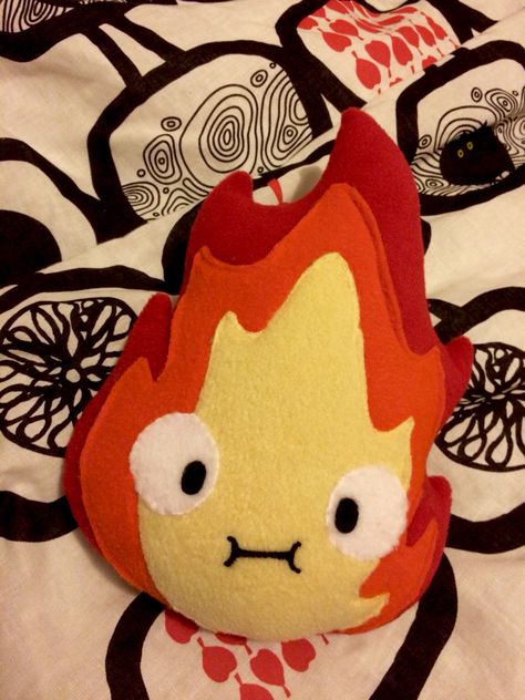 Cute little Calcifer Howl's Moving Castle plush! Calcifer Plush, Diy Howls Moving Castle, Howls Moving Castle Craft, Howl's Moving Castle Calcifer, Food Plushies, Castle Crafts, 3d Craft, Anime Crafts, Howls Moving Castle