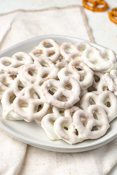 White Chocolate Covered Pretzels Sweet Snacks Healthy, Easy Sweet Snacks, Breakfast Southern, White Pretzels, Chocolate Covered Pretzels Recipe, Salty Pretzels, Sweet Snacks Easy, Midwest Kitchen, White Chocolate Covered Pretzels