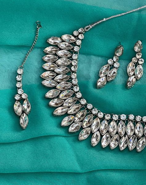 Stunning set featuring necklace, earrings and tika crafted in Silver. The tear drop design adds an elegant touch to this set, perfect for weddings and special occasions. LINK IN BIO #indian #indianwedding #indianbride #jewellery #jewelry #jewelleryset #tika #earrings #kundan #elegant #imitationjewellery #indowestern #modern #silver #teardropjewelry Indian Kundan Jewellery, Earrings Kundan, Teardrop Jewelry, Kundan Jewellery Set, Kundan Work, Drop Design, Jewellery Sets, Kundan Jewellery, Drops Design