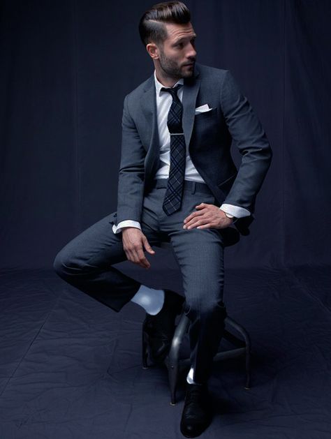 White socks rock! Grey Suit Men, A Man In A Suit, Man In A Suit, Mens Fashion Work, Mens Fashion Business, Mens Fashion Blog, Mens Fashion Photography, Foto Tips, Winter Mode