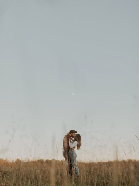 Couple Sunset, Fall Photoshoot Ideas, Middleburg Virginia, Picture Couple, Portret Feminin, Engagement Pose, High School Love, Couples Pose, Fall Engagement Pictures