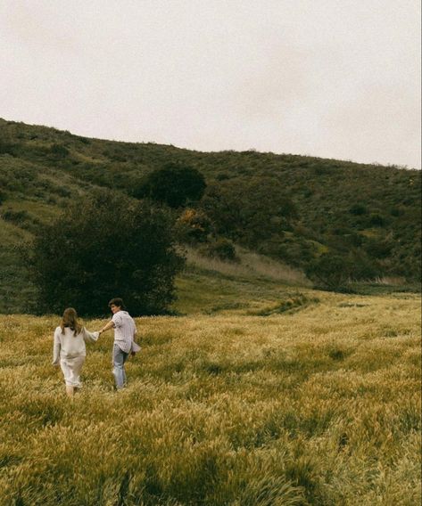 Fall Portrait Photography Couples, Field Picture Ideas Couple, Engagement Photo Theme Ideas, Artsy Engagement Photoshoot, Grassy Field Photoshoot Couple, Wholesome Engagement Photos, Couples Photos Mountains, Countryside Engagement Photos, Wheat Field Photoshoot Couple