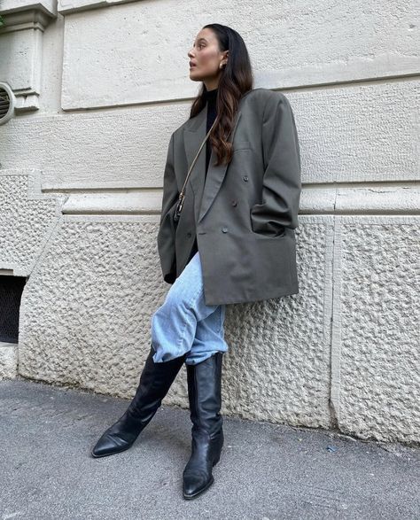 Western Boots Outfit, Oversized Blazers, Chique Outfit, Looks Jeans, Look Retro, Denim Day, Trending Boots, Outfit Trends, Style Chic