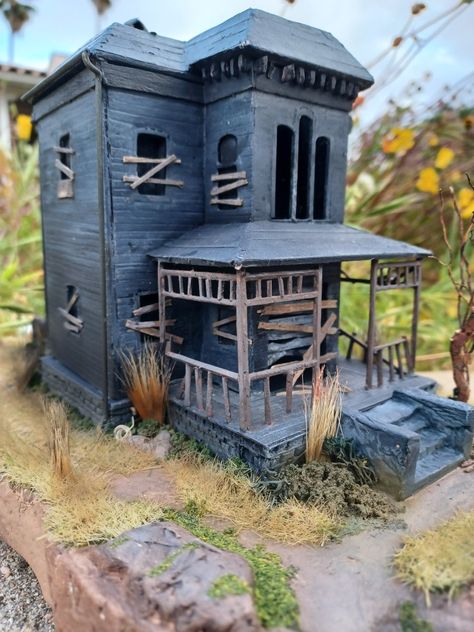 Cardboard Halloween House, Haunted House Model, Cardboard Haunted House, Diy Halloween Village, Haunted House Cake, Halloween Minis, Halloween Diorama, Cardboard Houses, Haunted House Diy