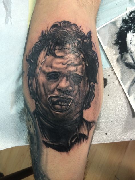 Leather Face Drawing, Leather Face Tattoo Design, Leather Face Tattoo, Leatherface Tattoo, Horror Character Tattoo Sleeve, Horror Face Tattoo, Traditional Leatherface Tattoo, Michael Myers Face Tattoo, Chucky Tattoo