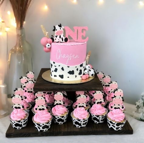 Pink Cow Print Smash Cake, Farm Dessert Table, Cow Print Desserts, Cow Cupcakes Ideas, Cow Cupcake Cake, First Rodeo Smash Cake, Cow Print Cupcakes, Cowgirl Baby Shower Cake, Cow Cake Ideas