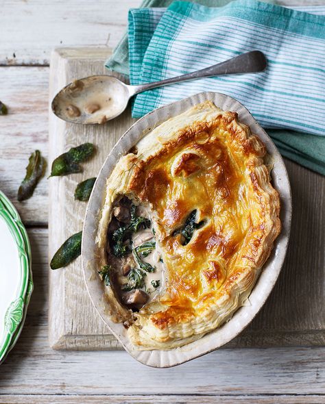 This vegetarian pie recipe with mushrooms and kale is perfect comfort food on a cold evening. Bake Savory, Vegetarian Pie Recipes, Veggie Pie, Decadent Recipes, Vegetarian Christmas Dinner, Vegetarian Pie, Kitchen Ipad, Savoury Tarts, Chestnut Recipes