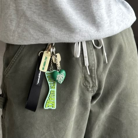 Guy Keychain Ideas, Keychain Aesthetic Men, Aesthetic Carabiner, Carabiner Aesthetic, Keychain On Pants, Car Keys Aesthetic, Men Keychain, Xmas Party Outfits, Keychain Aesthetic