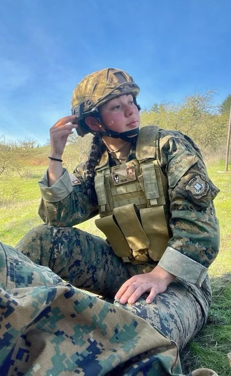 Army Cadets, Military Doctor, Women In Military, Army Love Photography, Special Forces Army, Female Army Soldier, Jennifer Aniston Videos, Marines Girl, Flight Nurse